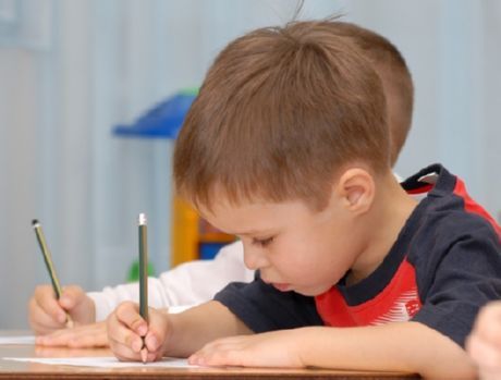 Hvordan lære et barn å skrive er et problem for mange unge foreldre