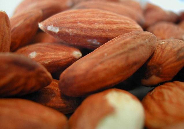 Almond bidrar til å kontrollere mengden kalorier i ferd med å miste vekt